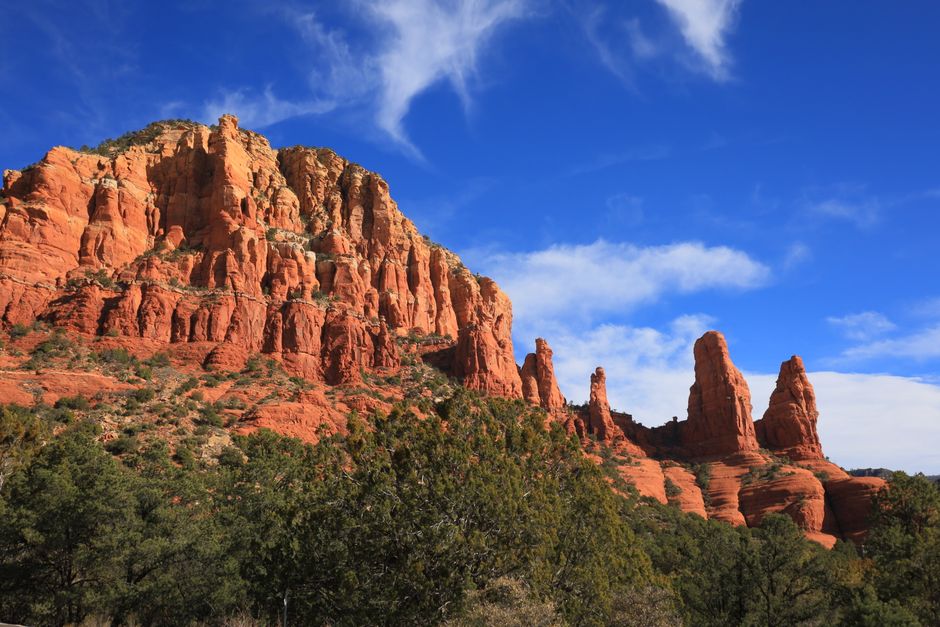 Stunning red rock formations under clear blue skies in Sedona, Arizona. Perfect for travel and nature enthusiasts.