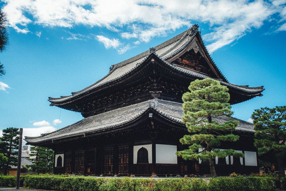 A stunning view of a Zen Buddhist temple in Kyoto, Japan, showcasing traditional architecture.